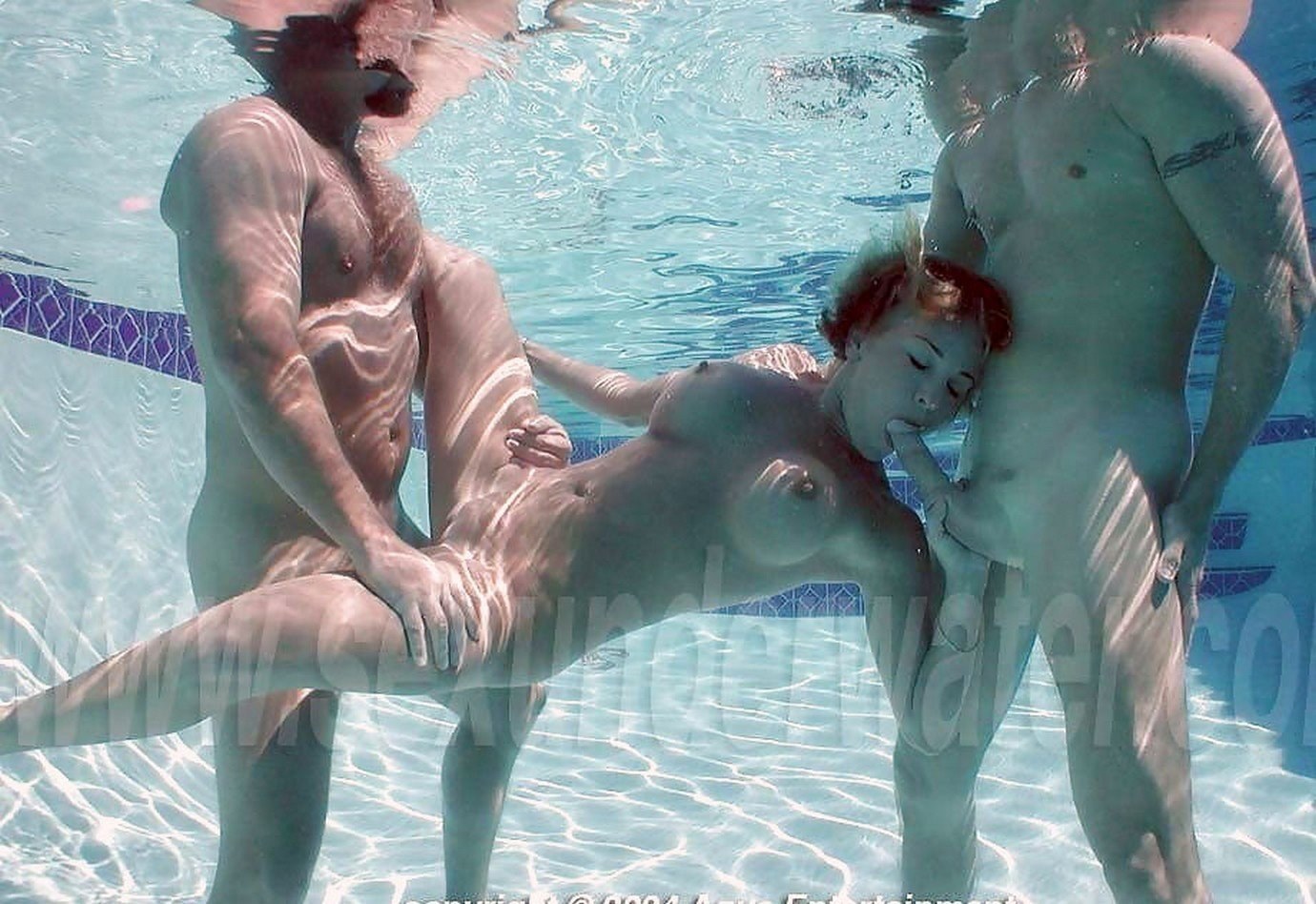 Секс в бассейне в воде