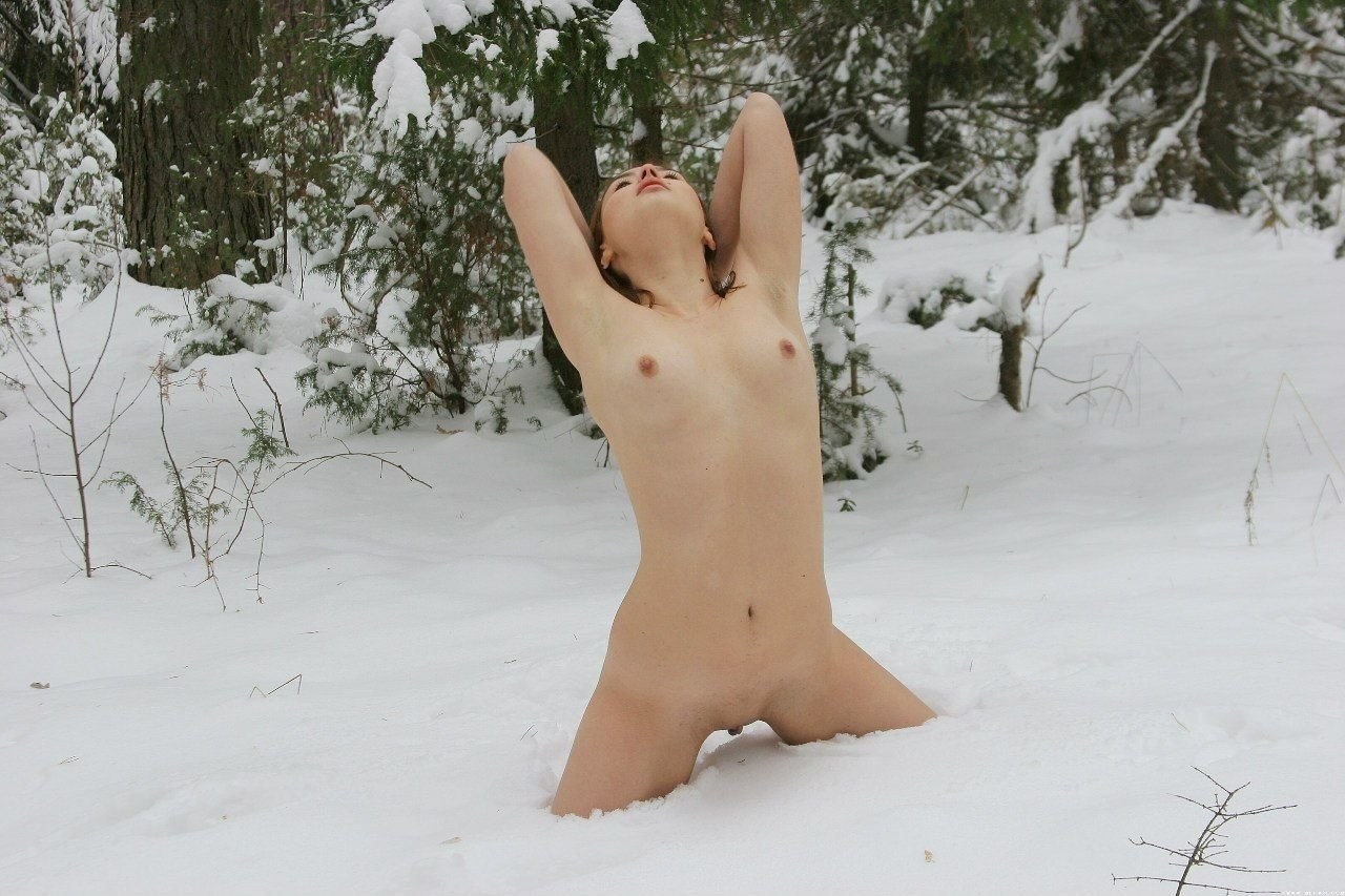 Страстная милашка резвиться голышом на снегу