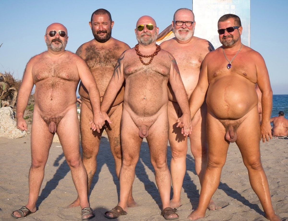 Голые толстые парни на пляже