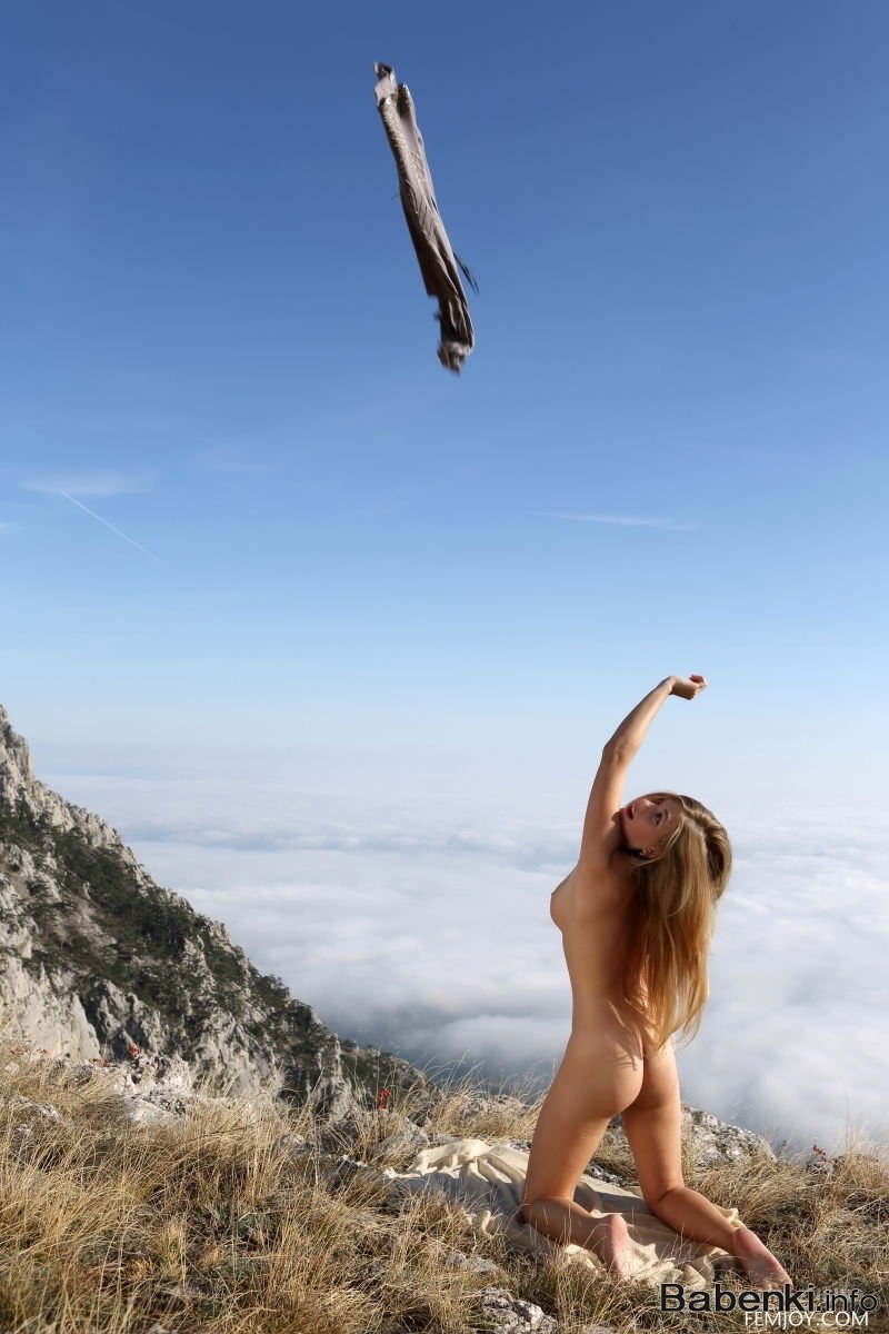 Небритые пилотки на природе