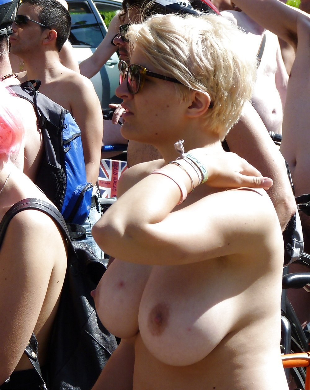 Девушка показывает грудь на публике