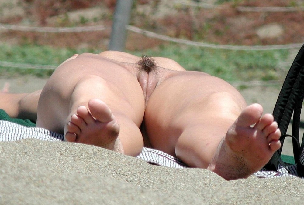 Девушка на унитазе вид снизу