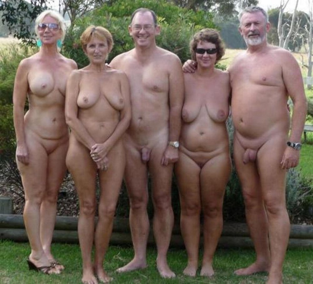 Голые мужчины и женщины на пляже