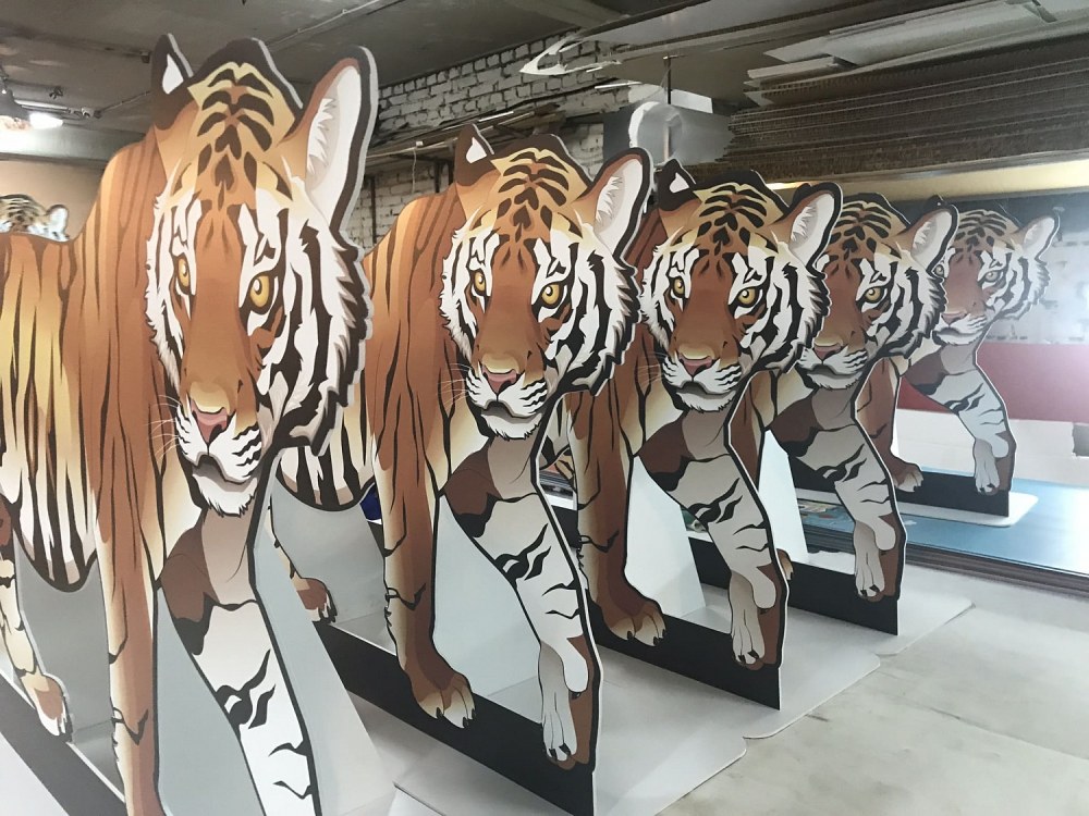 Силуэт девочки в профиль в полный рост