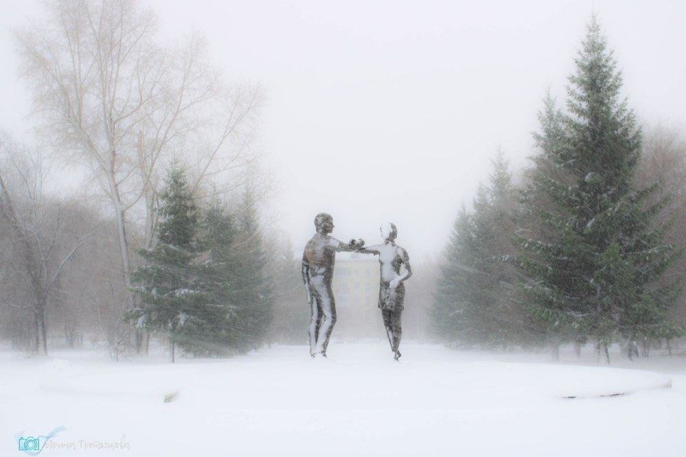 Двое идут в метель