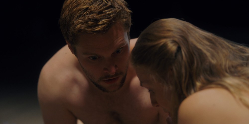 Джей Эрнандес и Мила Кунис в фильме