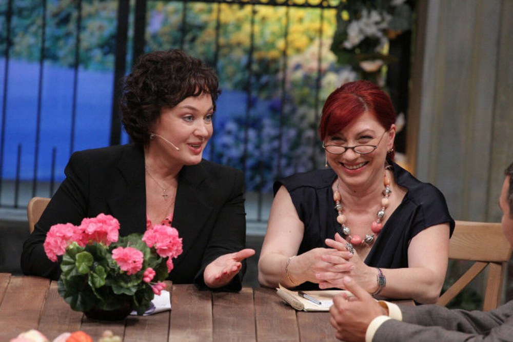 Гифки ведущие naked News в чулках