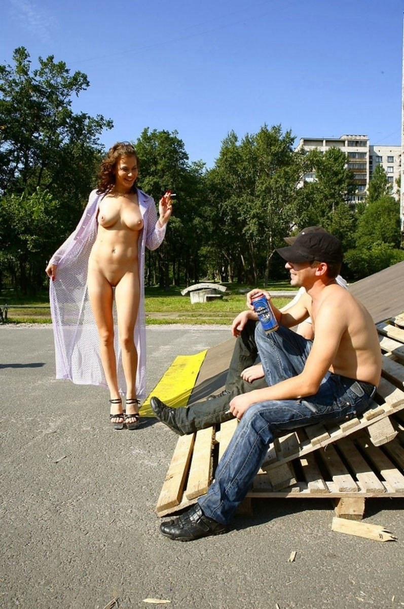 Голые бабы на улицах города