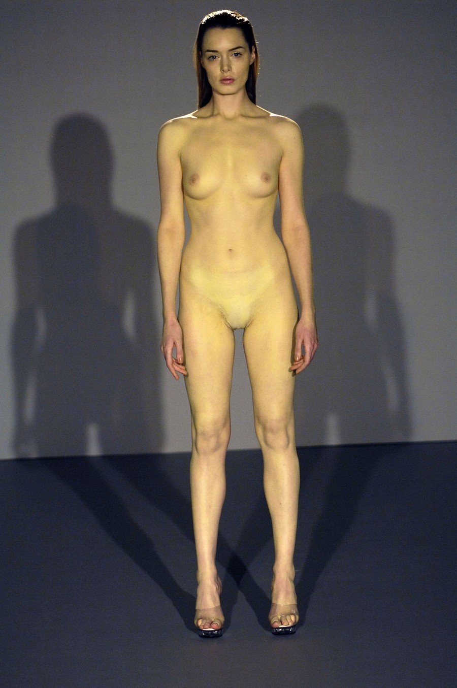 Показ мод, на котором модели демонстрируют аксессуары без одежды