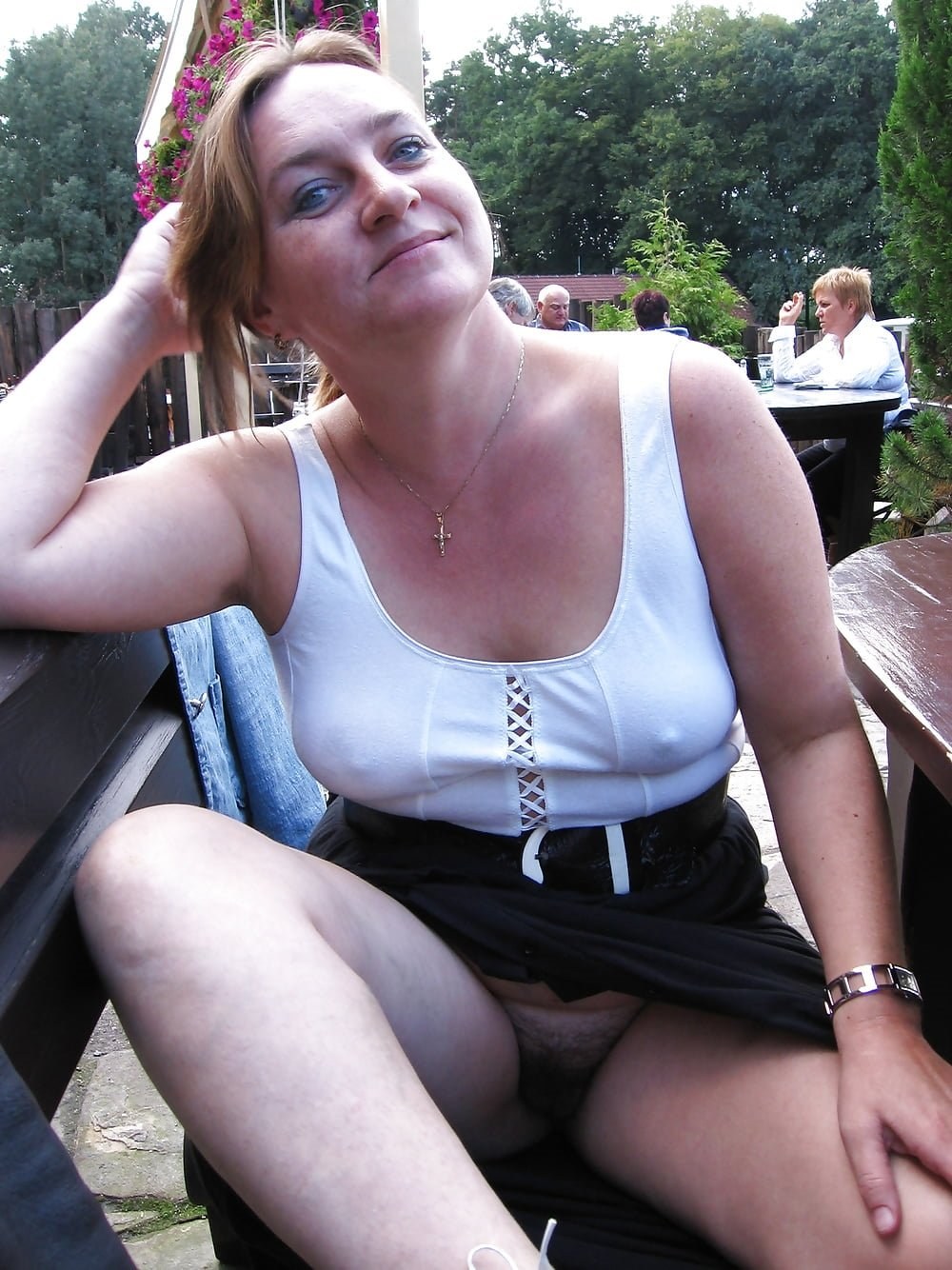 Взрослые дамы в чулках без трусов