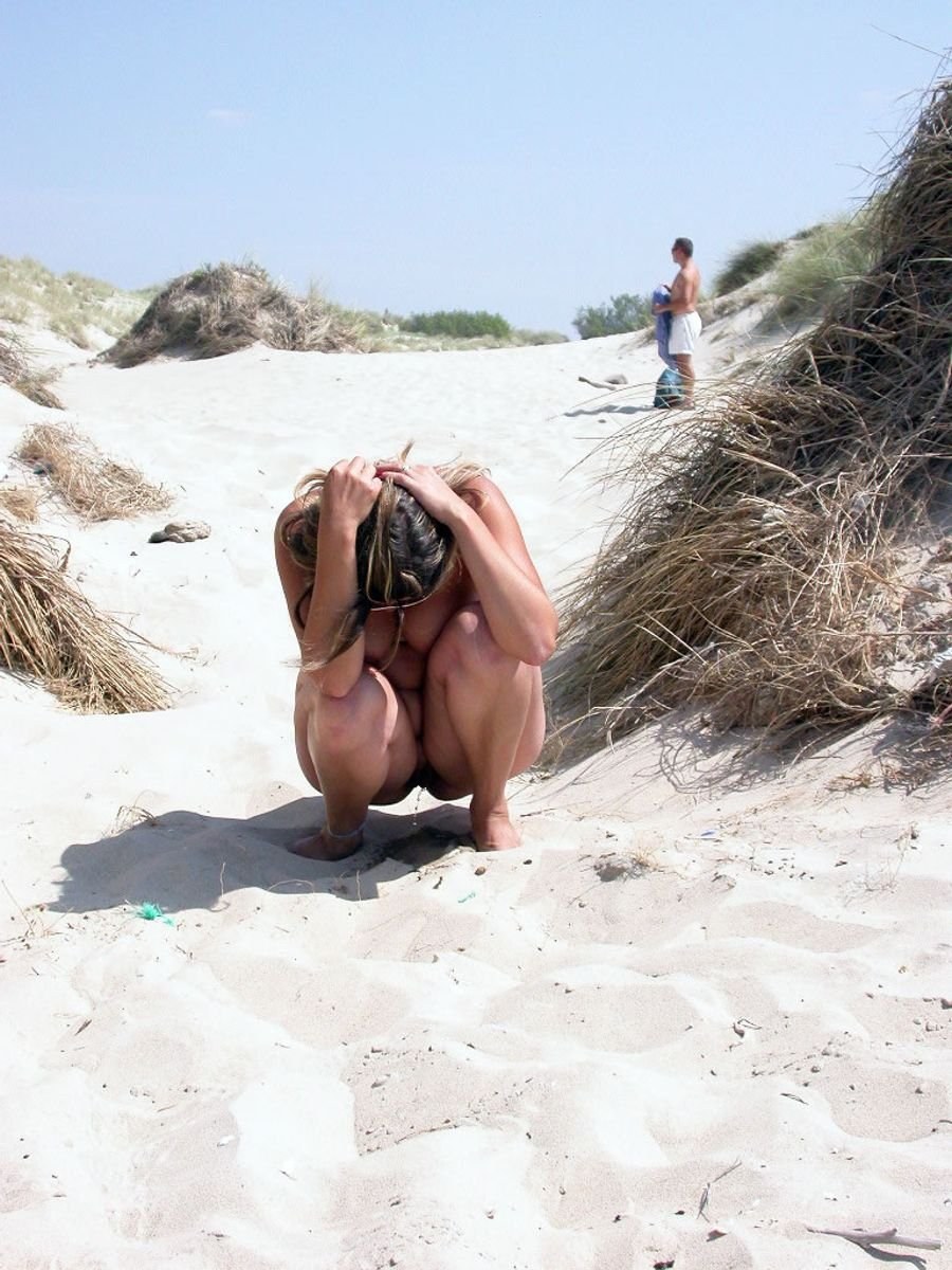 Девушки писают на море в купальнике