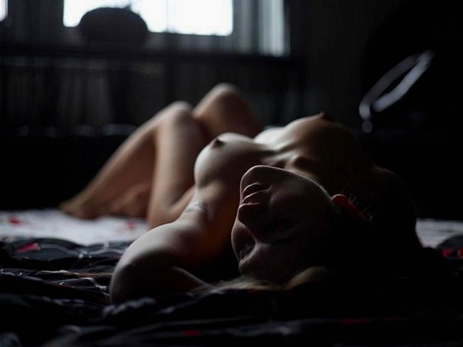Голые девушки в постели ночью - порно фото drochikula.com