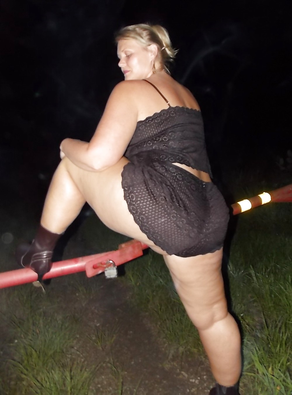 Голые толстушки в колготках на даче