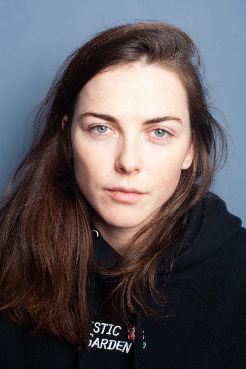 Обои эро ножки окно без трусиков сидит