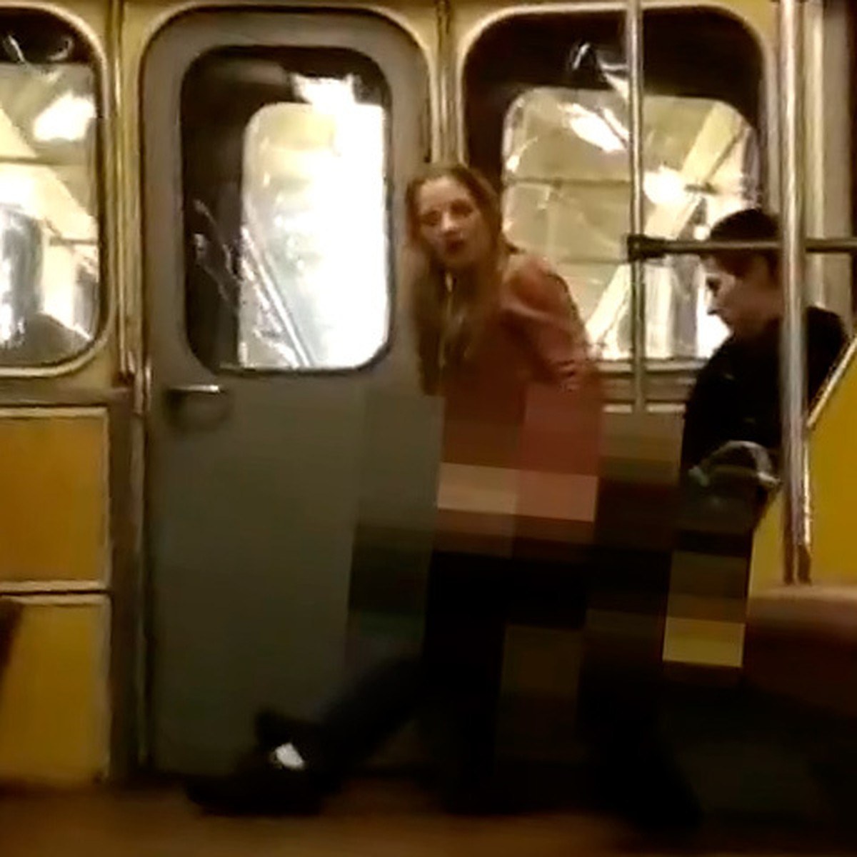 девушку трахают в метро видео фото 113