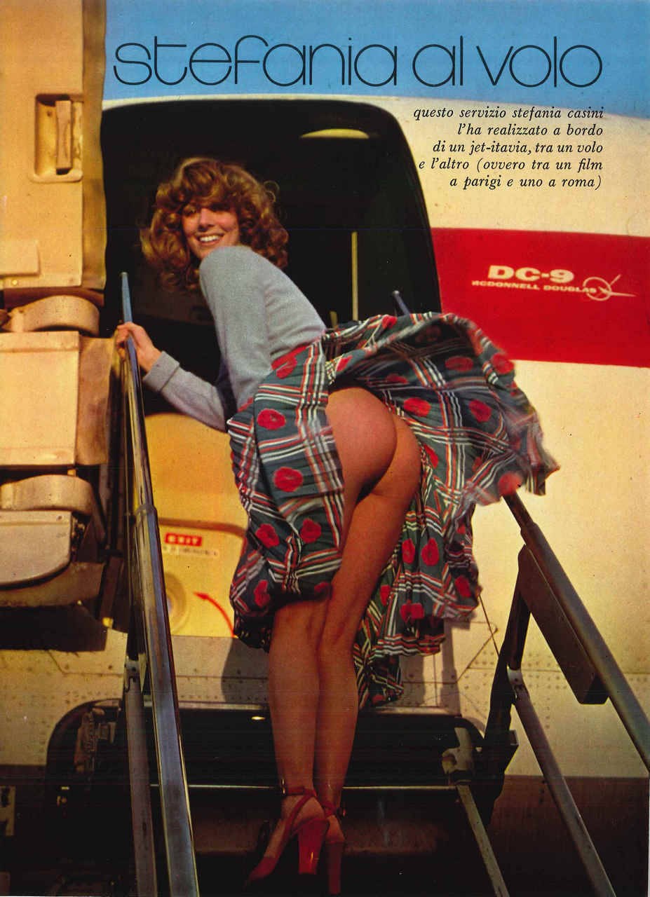 Старуха в чулках без трусов