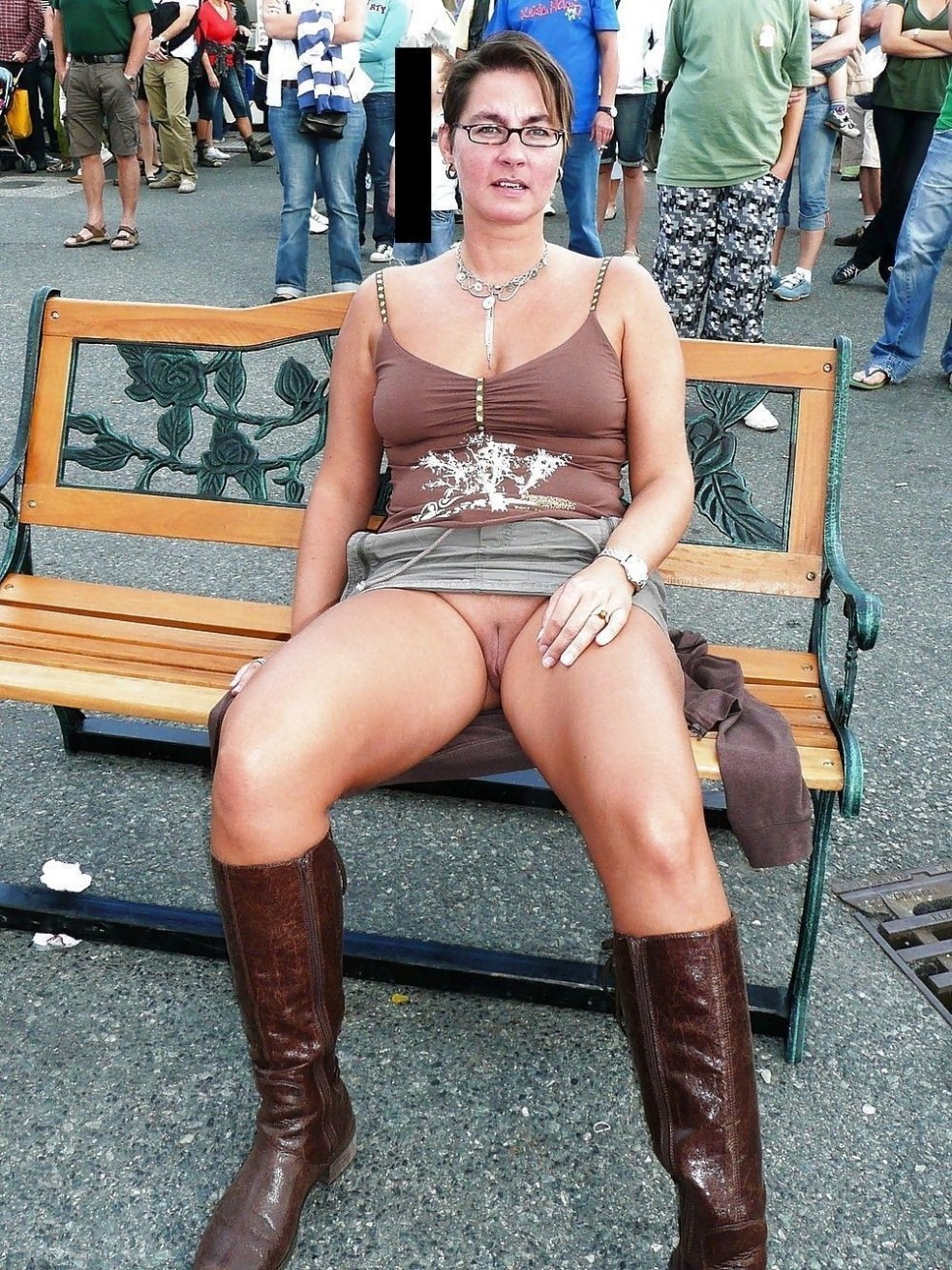 Девушки без трусов в парке