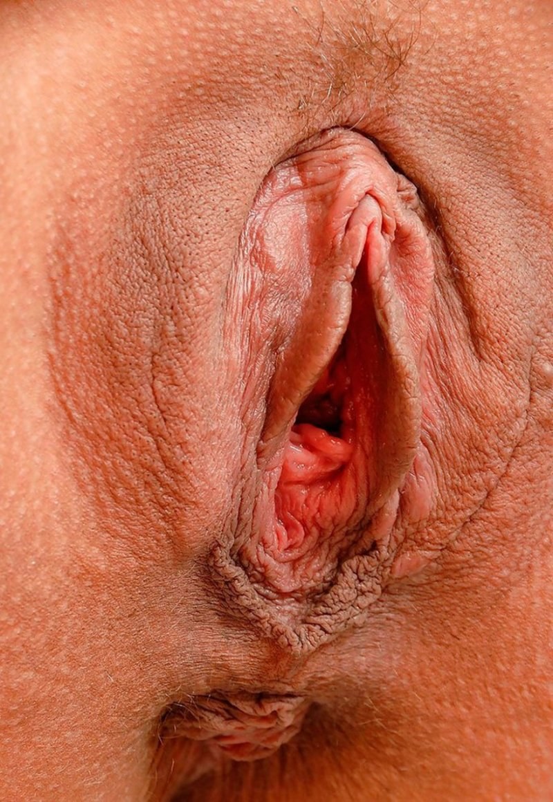 Розовая узкая вагина красивой девки