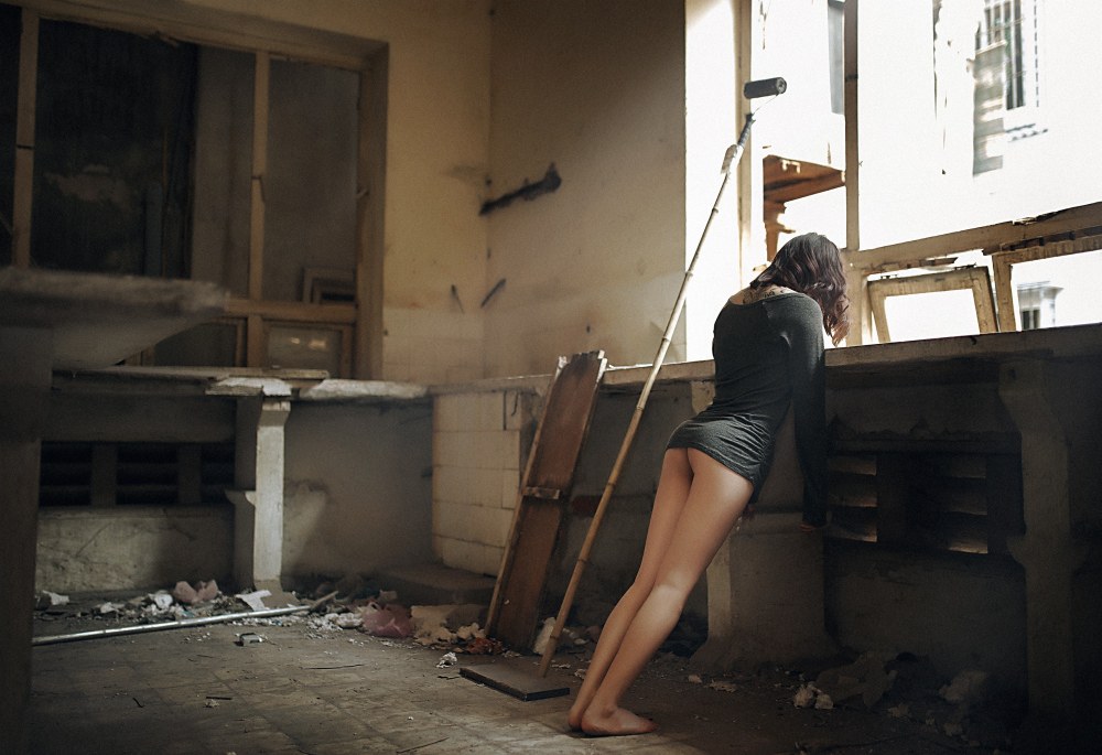 Связанная девушка в подвале