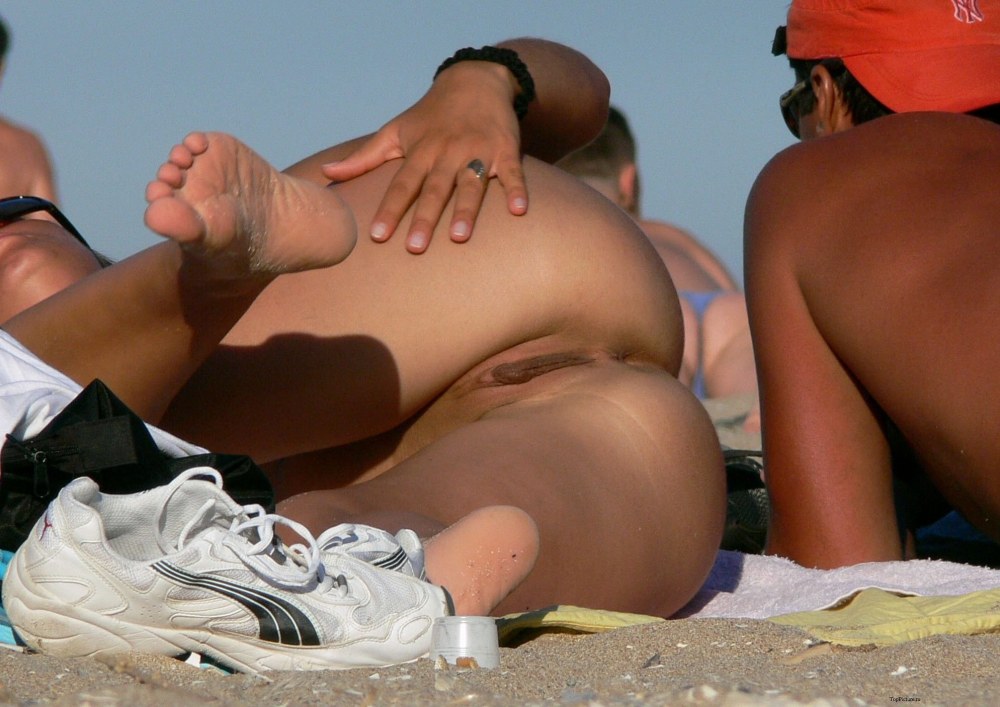 Эротические трусики на пляже