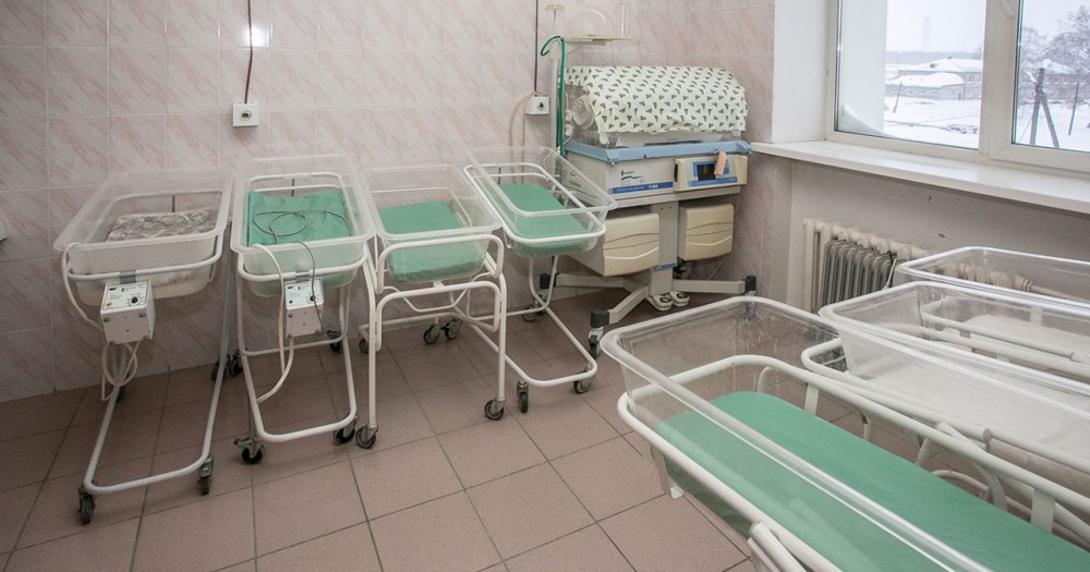 Голые женщины в операционной