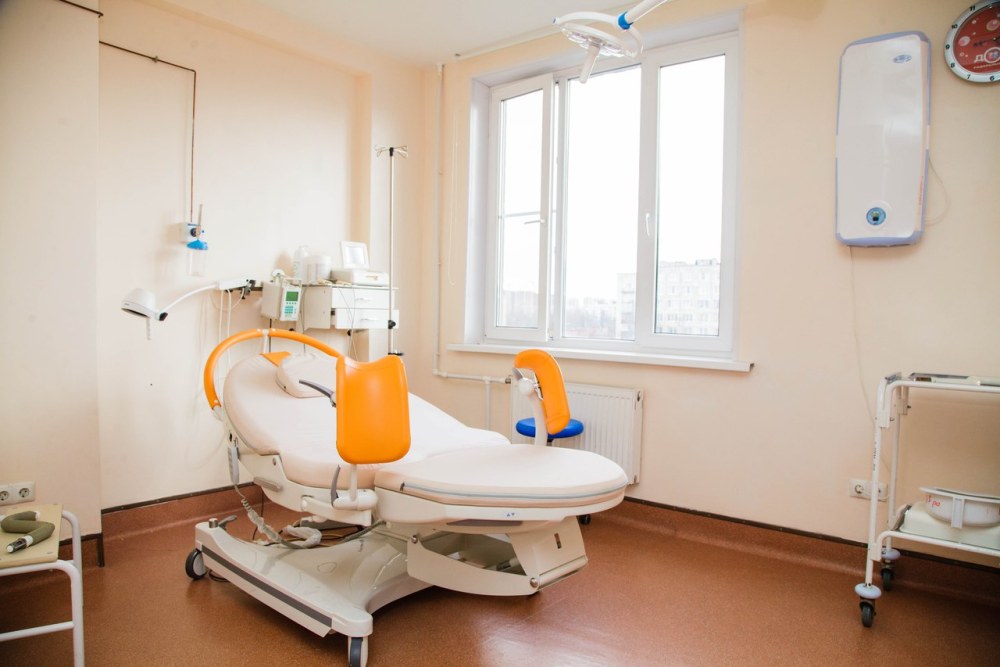 Голые беременные рожают