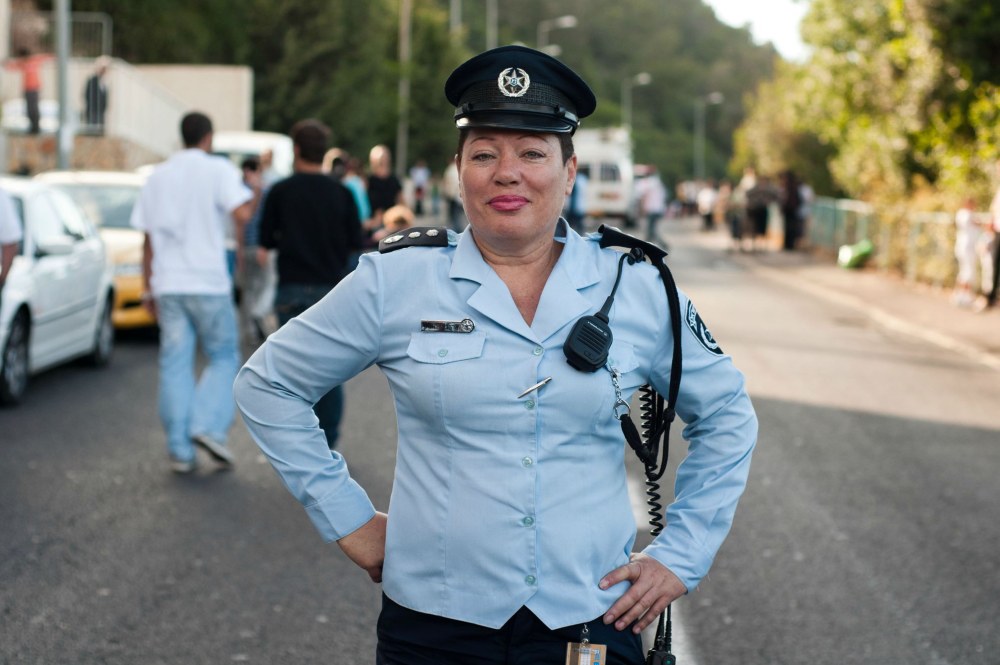 Жирная женщина полицейский