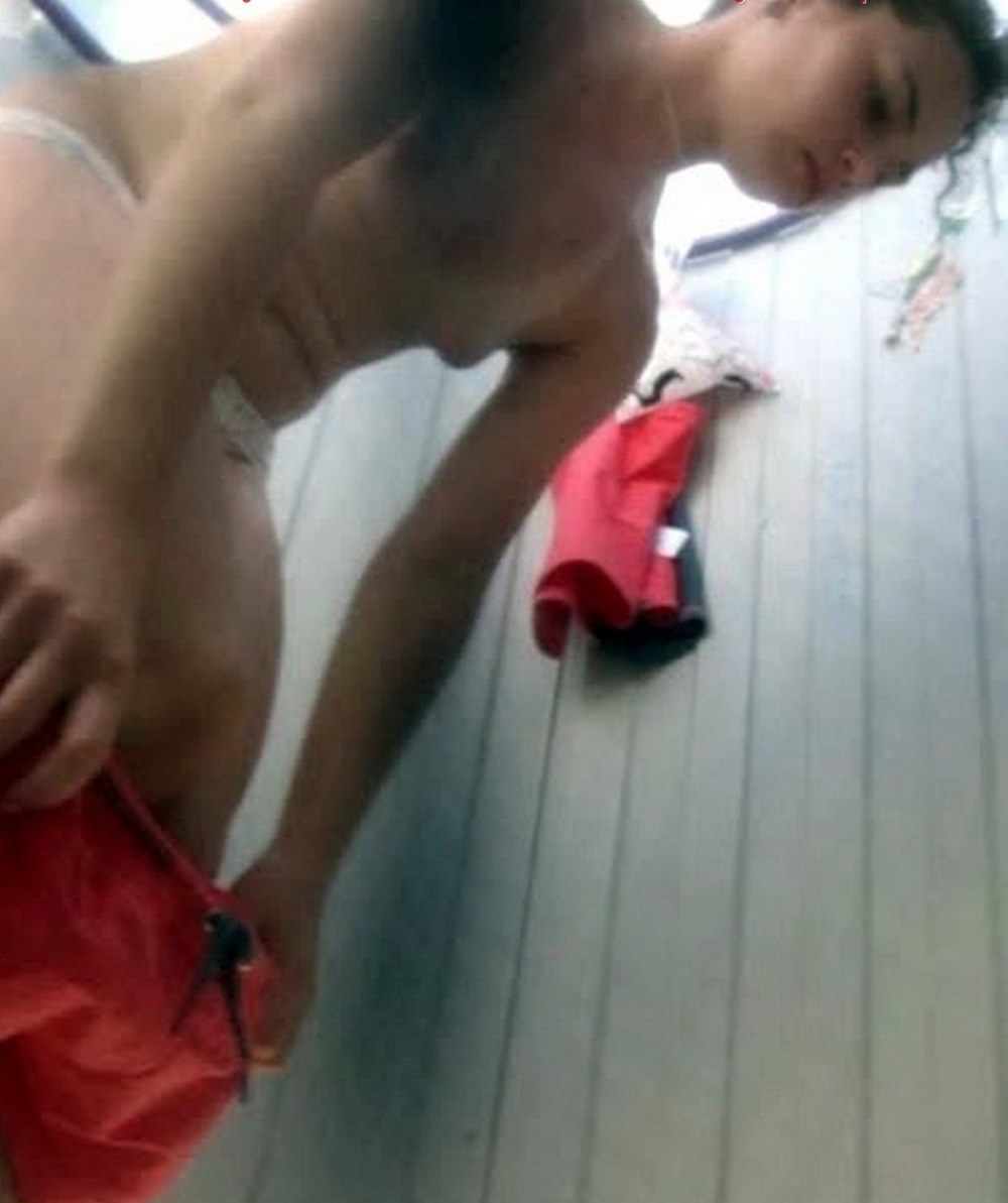 Голые девчонки в пляжных кабинках