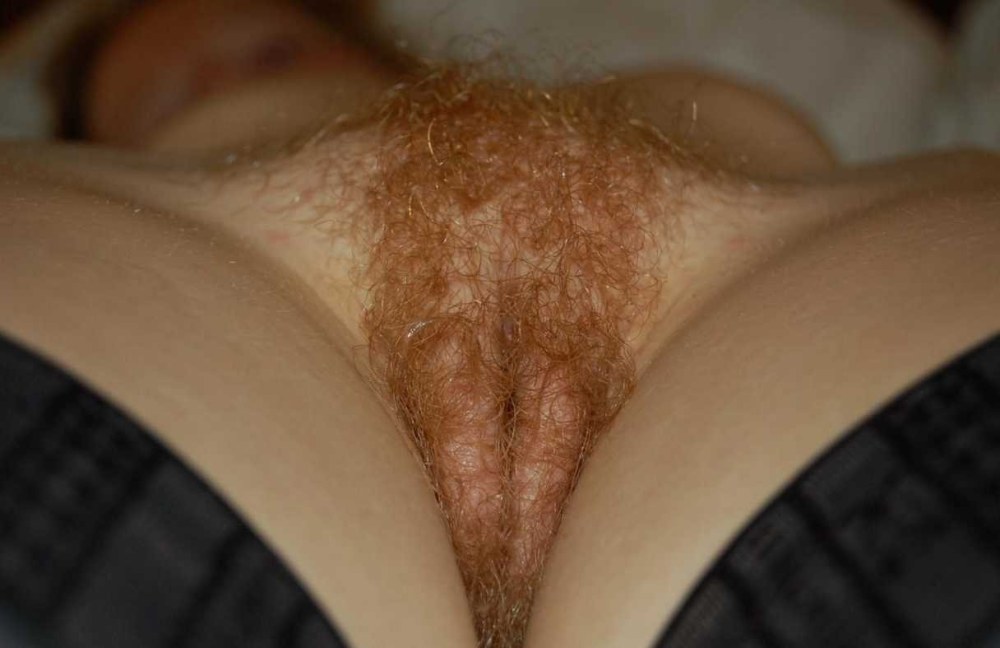 Под юбкой без трусов крупно