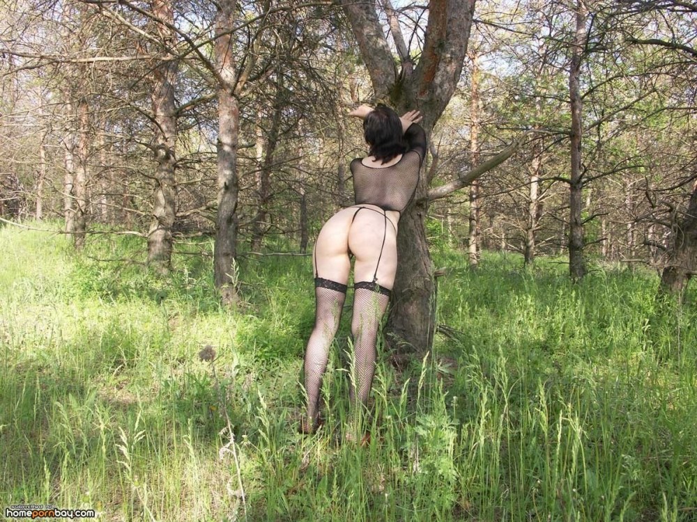 Голая зрелая в лесу в чулках