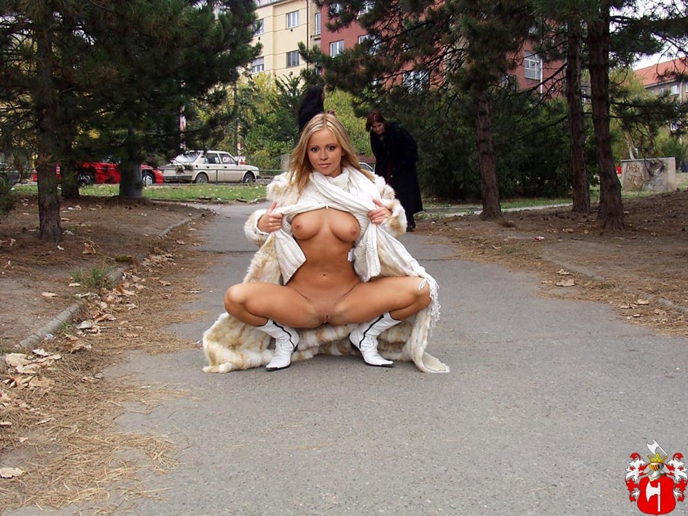 Ночная прогулка голой жены