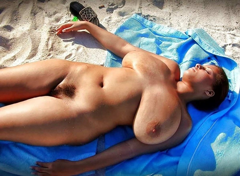 Женщины с огромными сиськами на пляже