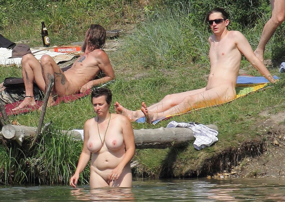 Мастурбация на нудиском пляже