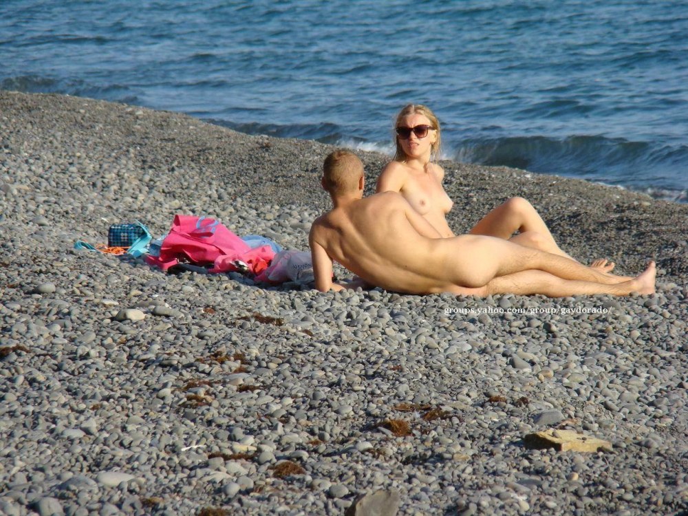 Девчонки ебутся на пляже