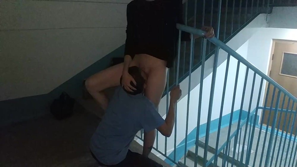 Лижет киску в подъезде