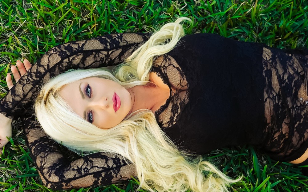 Картинки блондинок со спины на аву