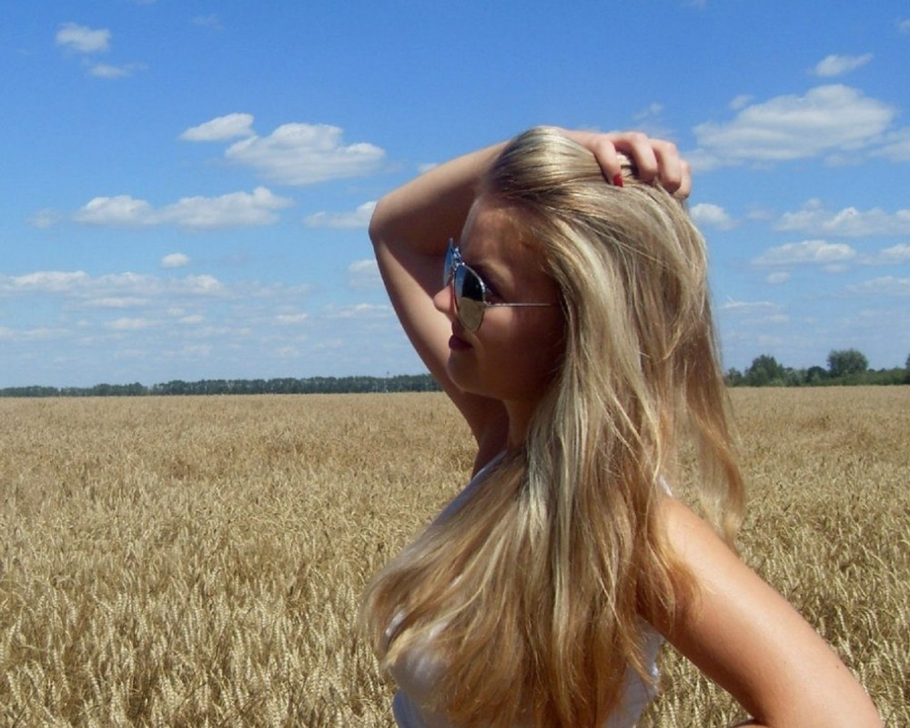 Блондинка в очках на природе