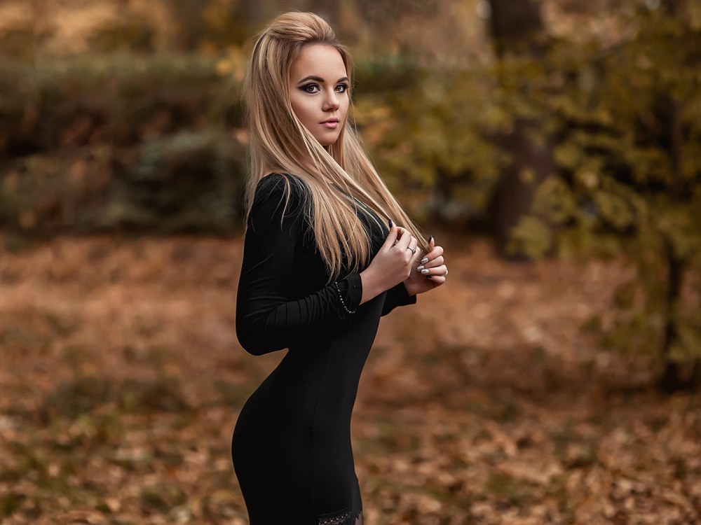 Красивая девушка блондинка с красивой киской пилоточку