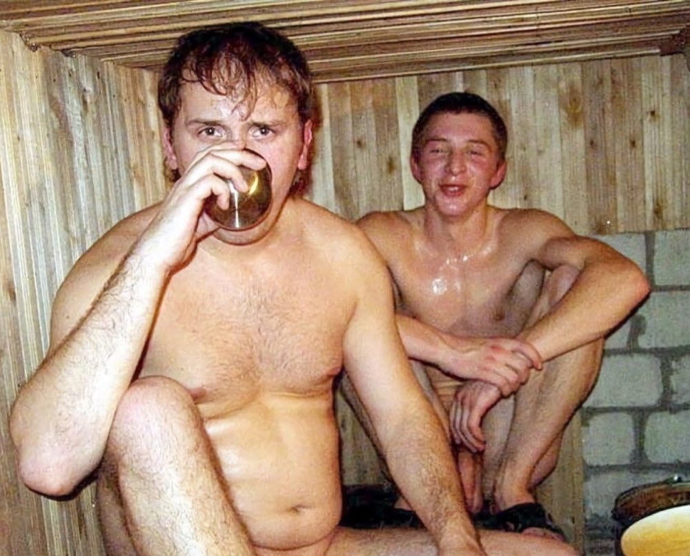Мужики в деревенской бане