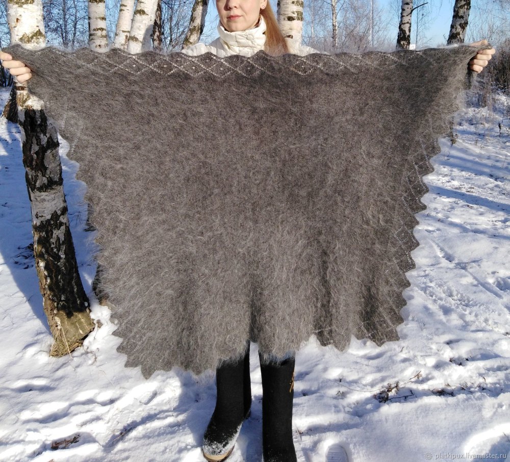 Пуховая шаль на цыганке