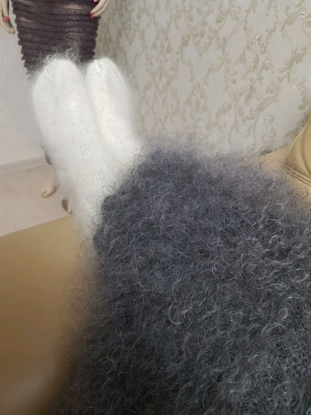 Лезет.пух из шарфа