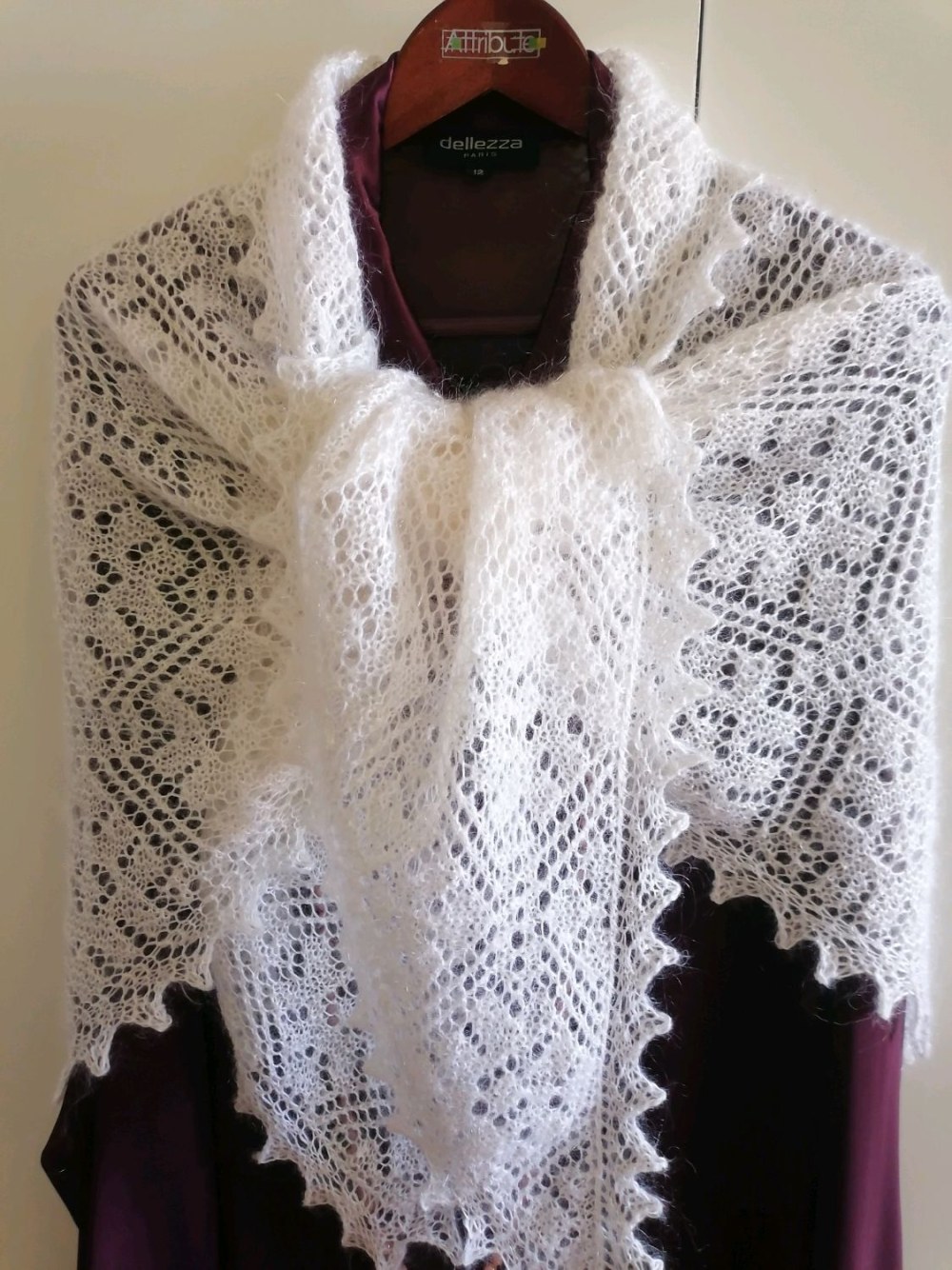 Девушка в в телом пуховом платке