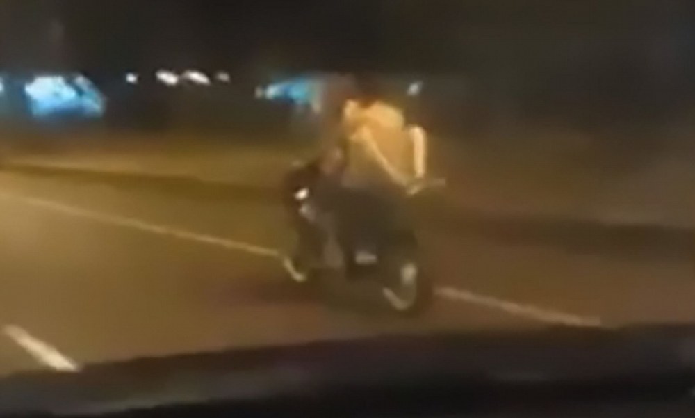 Ебля байкер на мотоцикле