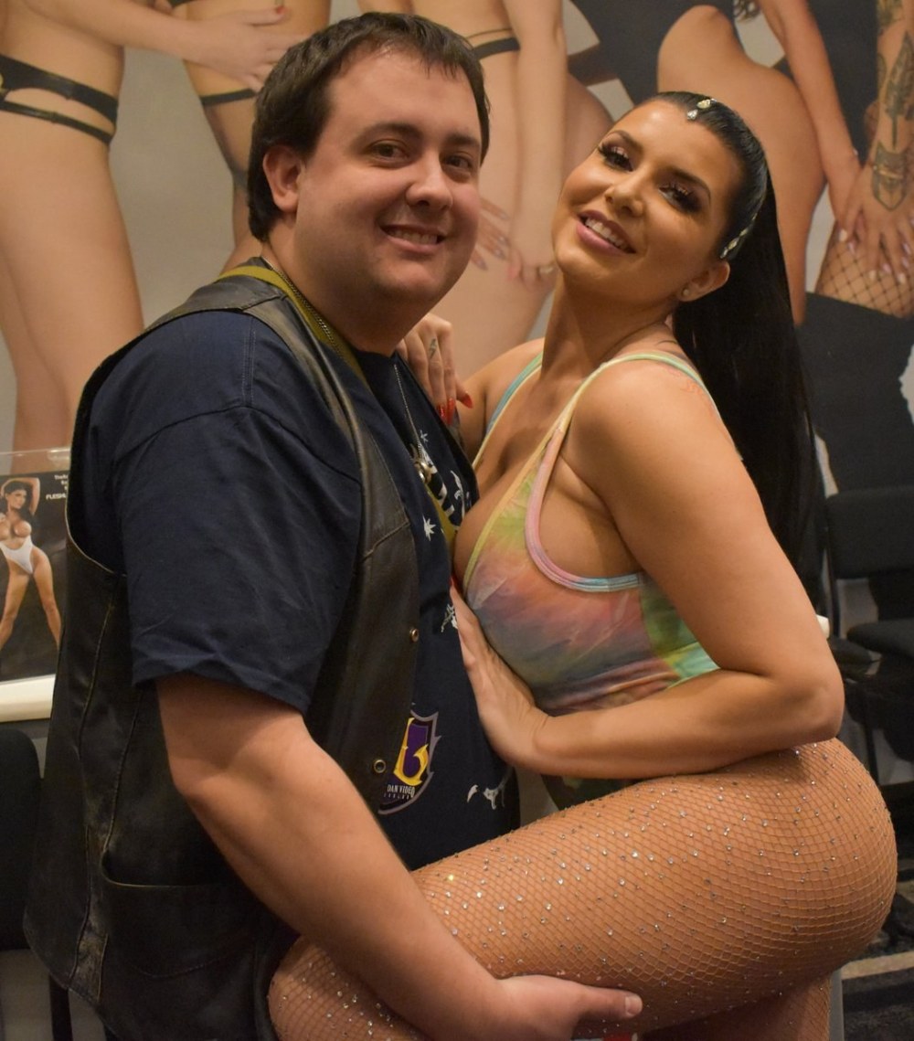 Парни фоткаются с порнозвездой