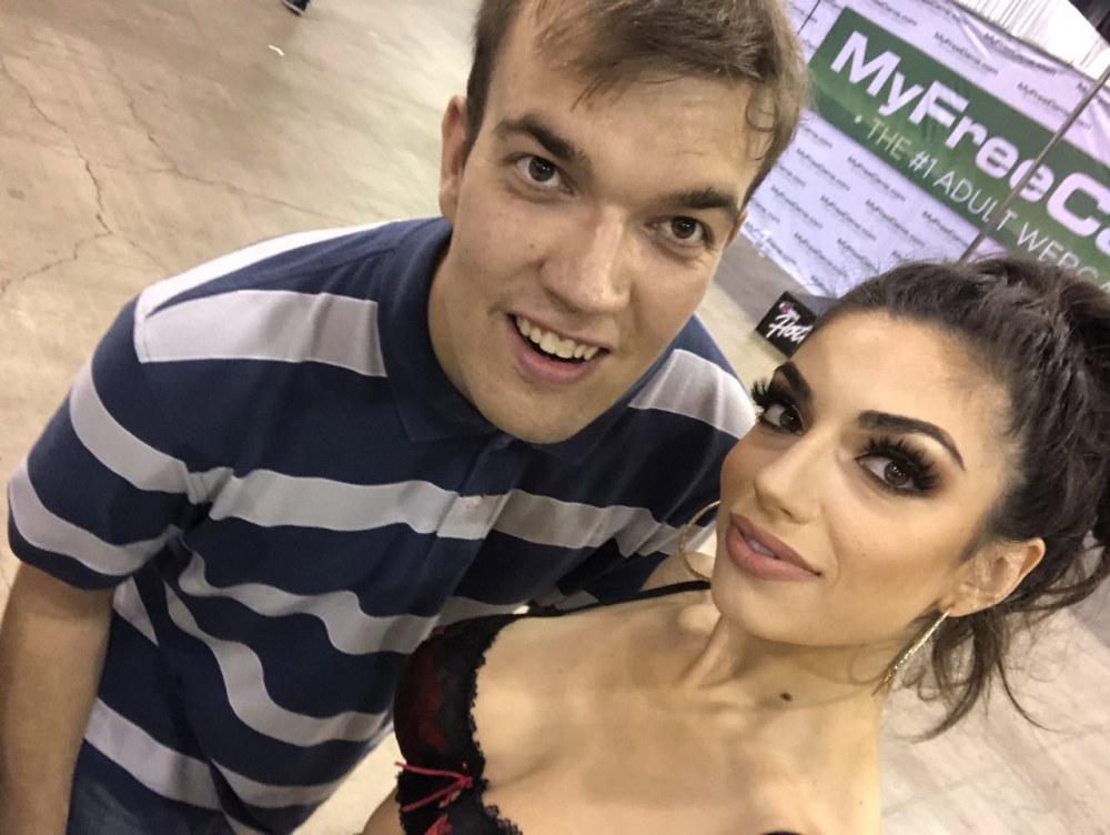 Парень сфоткался с любимыми актрисами их имена