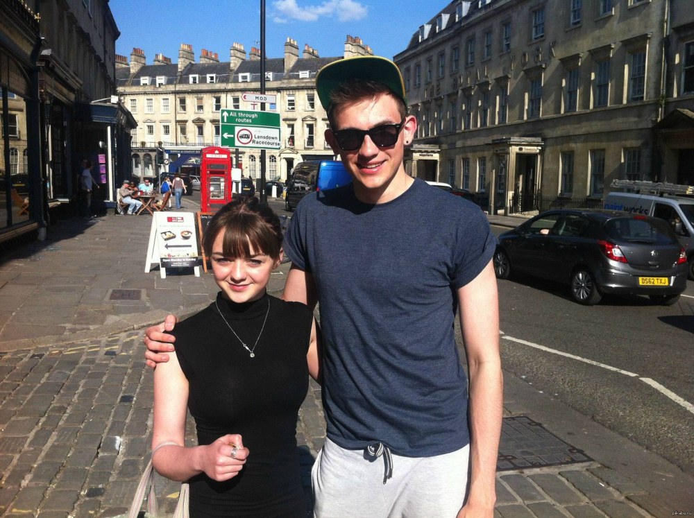 Парень сфоткался с порноактрисами