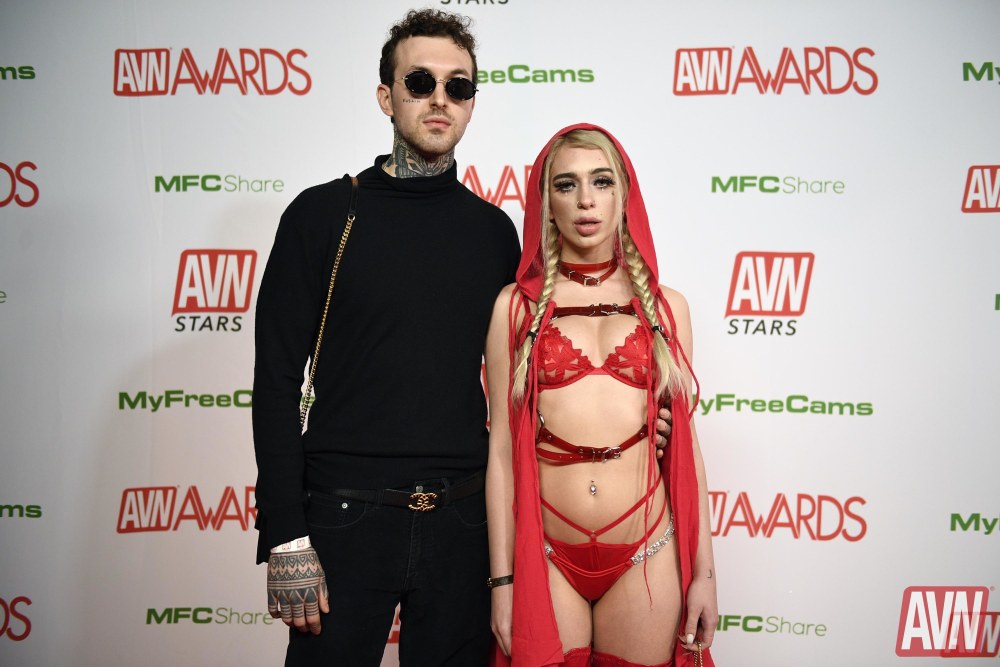 Фанат сфоткался с порноактрисами