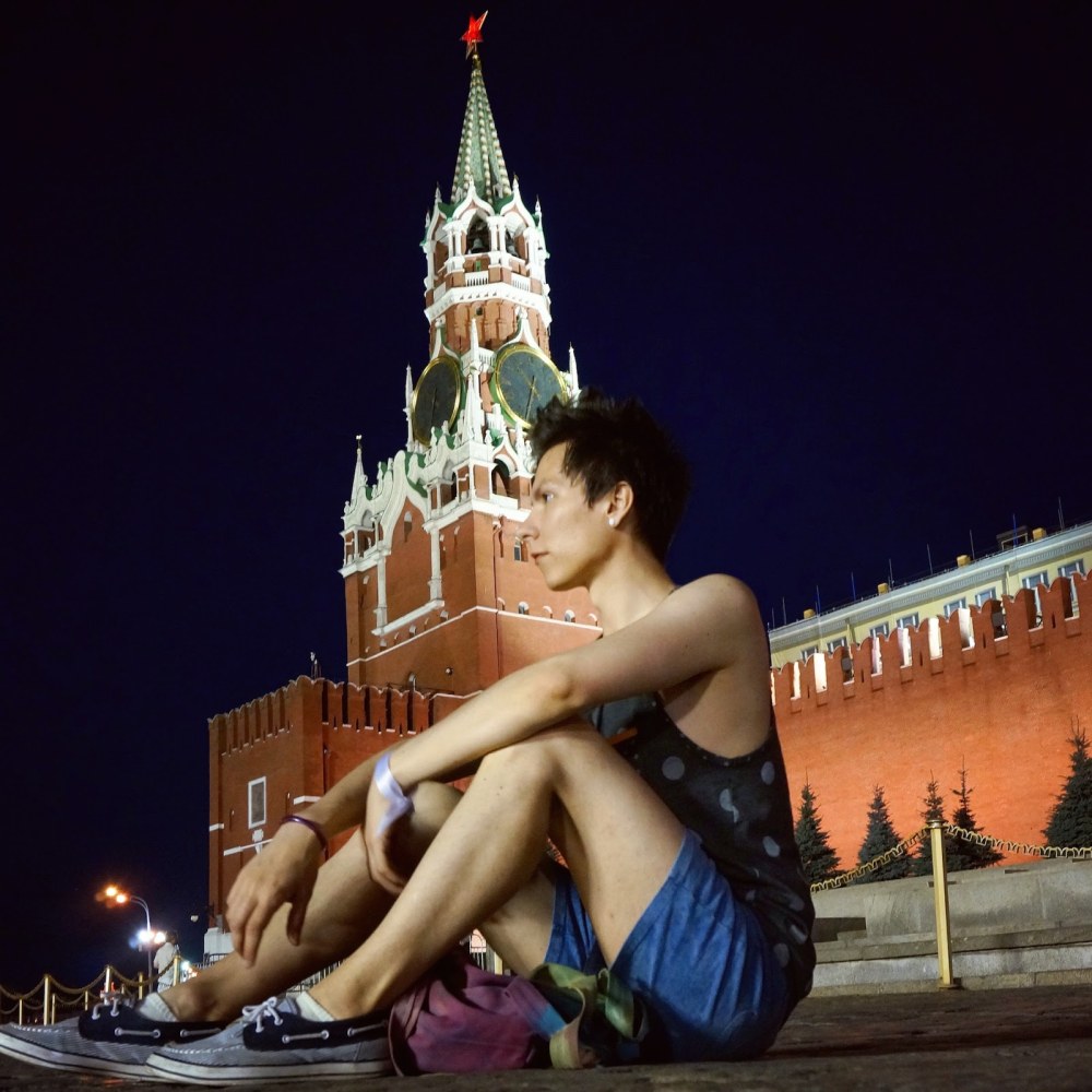 Парень сфоткался с порнозвездами