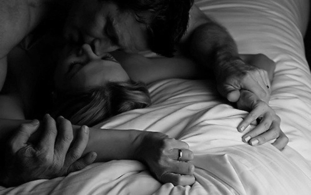 Парень сфоткался с порнозвездами