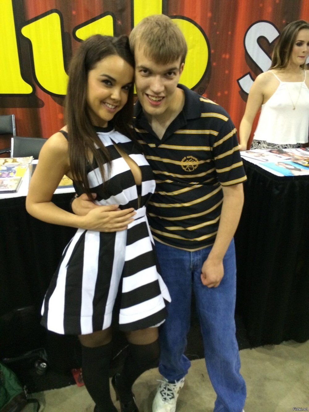 Парень сфоткался с любимыми актрисами на выставке